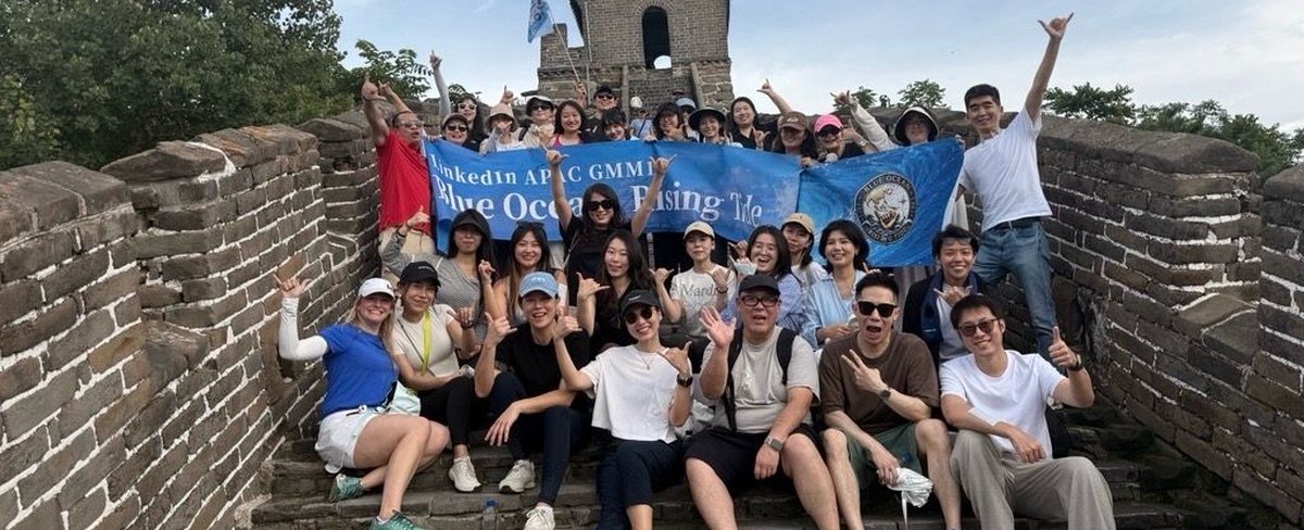 David Yang's LinkedIn APAC team, Blue Ocean Rising Tide, on the Great Wall of China
